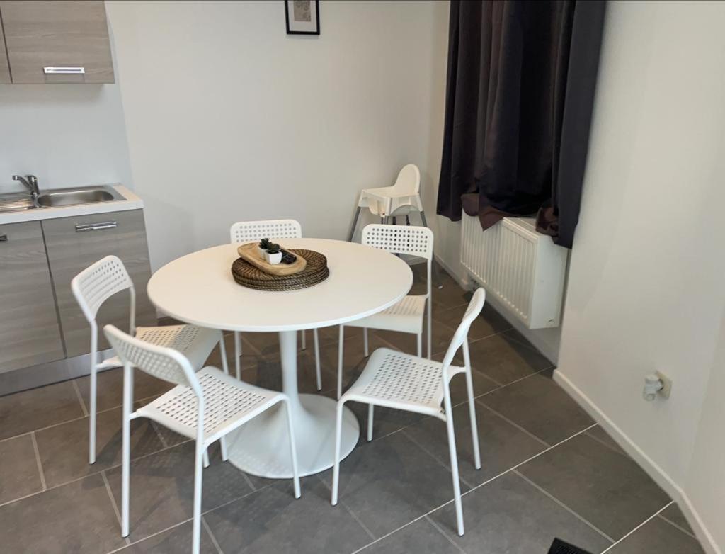 Station 171 Bruxelles-Charleroi-Airport Apartment ภายนอก รูปภาพ